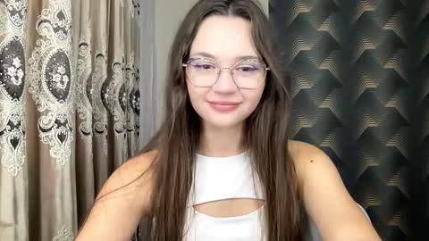 Snapshot of madalenesnedeger chatting on September 19, 2025, 4:36 am Alexa online show from September 19, 2025, 4:36 am
