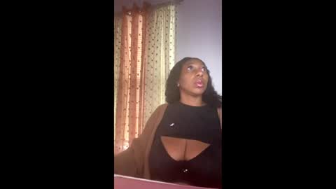 madam_glam online show from December 18, 2025, 2:12 pm