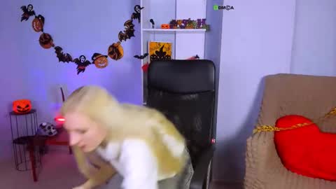 Snapshot of madam_ulis chatting on October 27, 2025, 10:30 am Ulis online show from October 27, 2025, 10:30 am