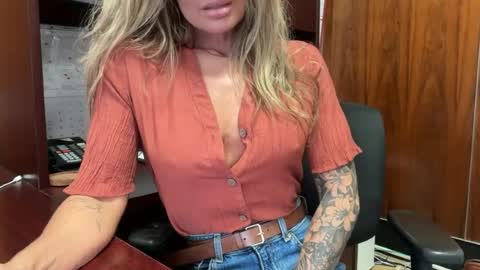 Snapshot of madame_andi chatting on July 10, 2026, 11:57 am madame_andi online show from July 10, 2026, 11:57 am