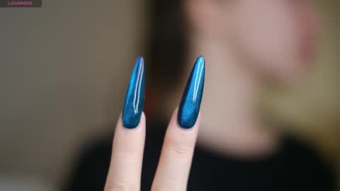 Maddi online show from November 19, 2025, 1:16 am