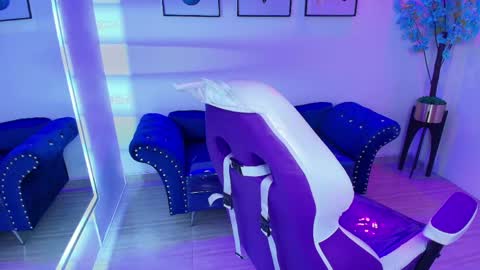 maddie_t18 online show from April 13, 2026, 11:37 am