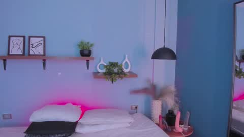 Maddy  online show from November 9, 2025, 12:58 pm