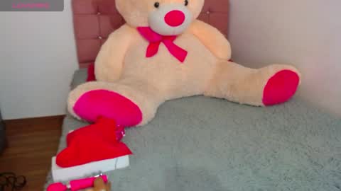 madelen_2 online show from April 10, 2026, 8:35 pm