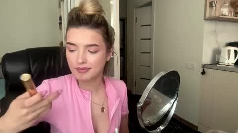 Snapshot of madelenequirk chatting on July 4, 2026, 9:04 am Alisa online show from July 4, 2026, 9:04 am