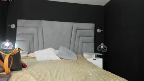 Snapshot of maee_angels chatting on February 13, 2025, 9:49 pm MAEE ANGELS online show from February 13, 2025, 9:49 pm