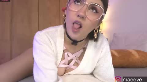 Snapshot of maeeve_ chatting on March 8, 2025, 3:35 pm Maeve schedule 11 am- 530 pm colombia time online show from March 8, 2025, 3:35 pm