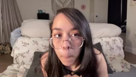 Snapshot of maemariposa chatting on June 18, 2026, 9:09 am Mae Mariposa online show from June 18, 2026, 9:09 am