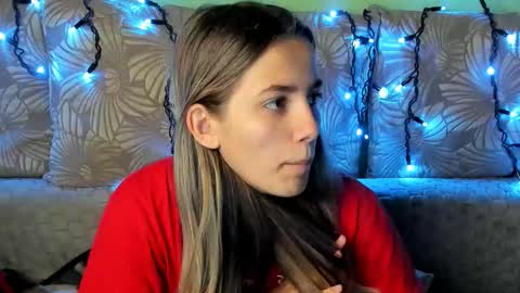 Snapshot of maggiecake chatting on October 31, 2025, 4:02 am Maggie online show from October 31, 2025, 4:02 am