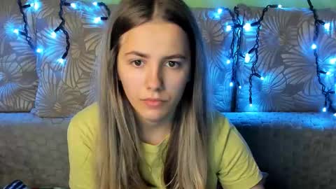 Snapshot of maggiecake chatting on November 3, 2025, 3:52 am Maggie online show from November 3, 2025, 3:52 am