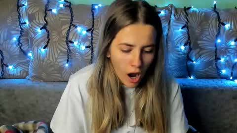 Snapshot of maggiecake chatting on November 10, 2025, 5:28 am Maggie online show from November 10, 2025, 5:28 am