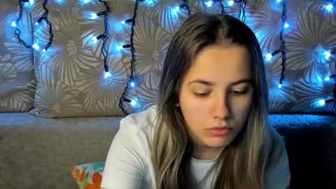 Snapshot of maggiecake chatting on December 2, 2025, 3:01 am Maggie online show from December 2, 2025, 3:01 am