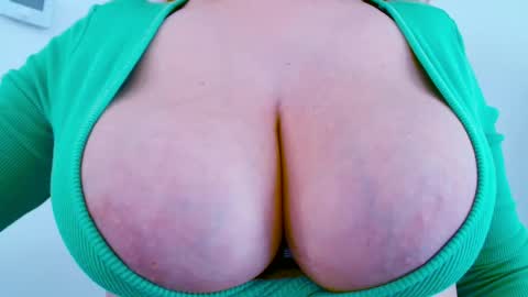 Snapshot of maggielandrin chatting on November 12, 2025, 11:54 am Maggie online show from November 12, 2025, 11:54 am