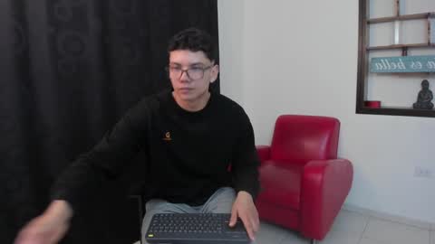 Snapshot of magic_boy01 chatting on December 5, 2024, 10:45 pm Damian Rivers online show from December 5, 2024, 10:45 pm