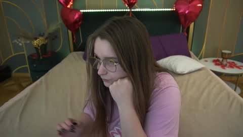 Snapshot of magicpeachhs chatting on March 3, 2025, 6:44 pm Emily online show from March 3, 2025, 6:44 pm