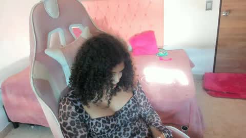 mahia_frizzy online show from October 7, 2025, 9:45 pm
