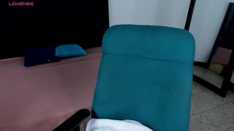 Snapshot of maia_davies chatting on December 9, 2024, 12:51 pm Maia online show from December 9, 2024, 12:51 pm