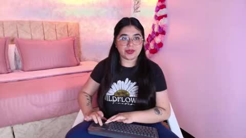 Snapshot of mailyn_rose chatting on October 21, 2025, 2:29 pm mailyn_rose online show from October 21, 2025, 2:29 pm