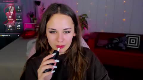 Snapshot of makima_lee chatting on February 12, 2025, 7:56 pm Makima online show from February 12, 2025, 7:56 pm