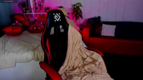 Snapshot of makima_lee chatting on February 15, 2025, 11:50 am Makima online show from February 15, 2025, 11:50 am