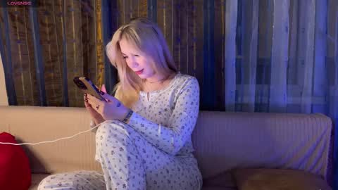 Snapshot of maksisisia chatting on January 17, 2026, 6:44 pm maksisisia online show from January 17, 2026, 6:44 pm