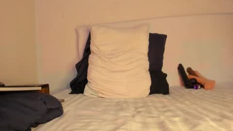 Laura online show from March 12, 2025, 7:49 pm