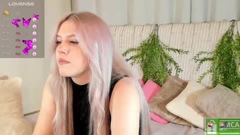 Snapshot of malisha_kiss chatting on November 19, 2025, 9:31 am Masha online show from November 19, 2025, 9:31 am