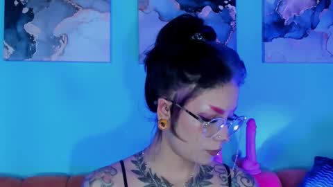 Snapshot of mamushka_ chatting on November 19, 2025, 5:02 pm online show from November 19, 2025, 5:02 pm