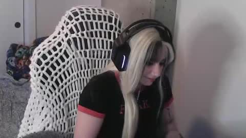 Snapshot of manicpixieslutt chatting on November 23, 2025, 12:43 am manicpixieslutt online show from November 23, 2025, 12:43 am