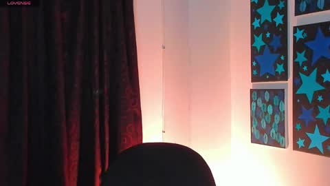  independent model online show from April 19, 2026, 3:06 am