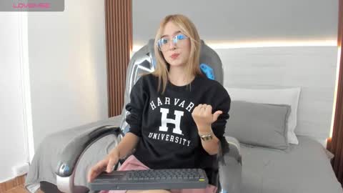 mara_33 online show from December 18, 2025, 8:04 pm