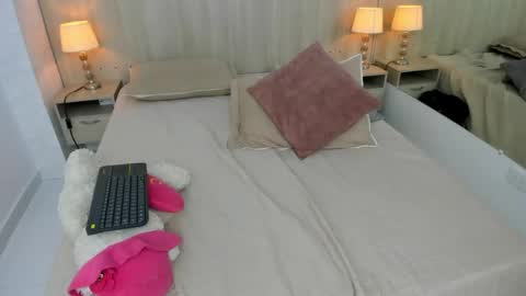 Mara Sinclair online show from May 27, 2026, 1:57 am