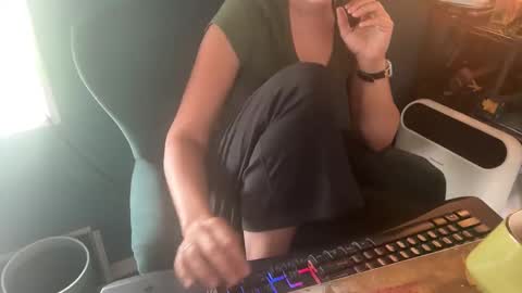 Elle online show from October 23, 2025, 4:06 pm