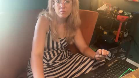 Elle online show from October 28, 2025, 3:14 pm