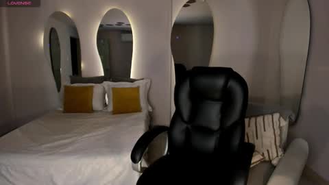 MARIA HERRERA  online show from December 14, 2025, 5:46 am