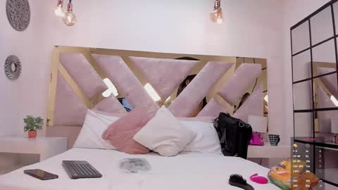 Marianee Rousse  online show from October 26, 2025, 10:58 pm