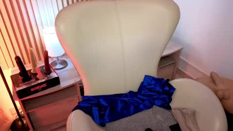 Marian Love  online show from October 4, 2025, 10:46 am