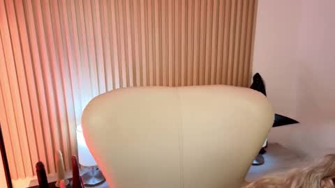 Marian Love  online show from October 18, 2025, 11:00 am