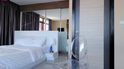 Marie online show from December 7, 2024, 6:54 am