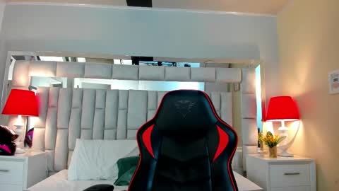 mariiahneedles online show from November 21, 2025, 2:32 am