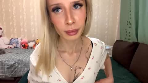 Snapshot of mariluhannemann chatting on October 2, 2025, 12:23 pm Amelia online show from October 2, 2025, 12:23 pm