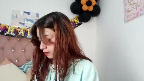 Snapshot of marinette_lux chatting on October 16, 2025, 12:39 pm marinette online show from October 16, 2025, 12:39 pm