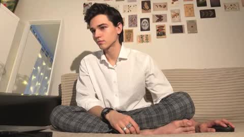 Mark online show from November 17, 2025, 12:44 pm