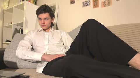 Mark online show from November 30, 2025, 1:37 pm