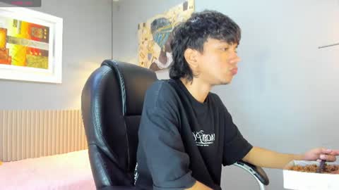 Snapshot of markbowie chatting on June 19, 2026, 7:39 pm markbowie online show from June 19, 2026, 7:39 pm