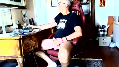 markmarkmark00 online show from June 18, 2026, 8:03 am
