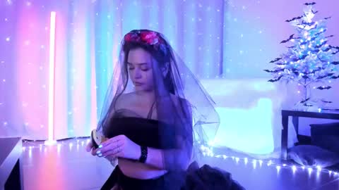 Julia online show from November 16, 2025, 10:15 pm