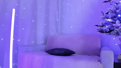 Julia online show from December 16, 2025, 11:10 pm