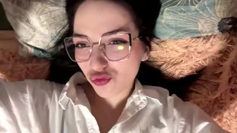 Stephie online show from December 17, 2025, 9:32 pm