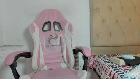 mastermorenohot23 online show from May 11, 2026, 4:04 pm